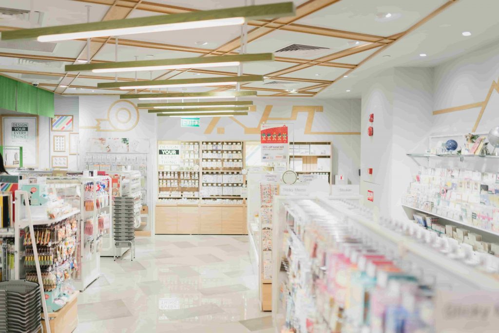 Intérieur d’une pharmacie moderne avec rayons bien agencés et espace de conseil.