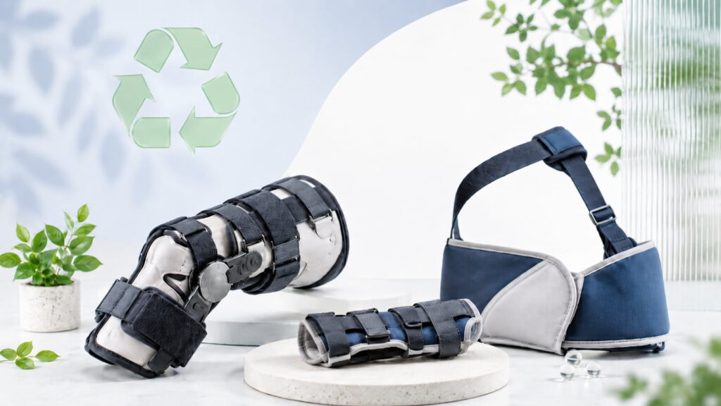 Attelles orthopédiques de genou, poignet et épaule présentées avec un symbole de recyclage pour illustrer le reconditionnement et l’économie circulaire des dispositifs médicaux.